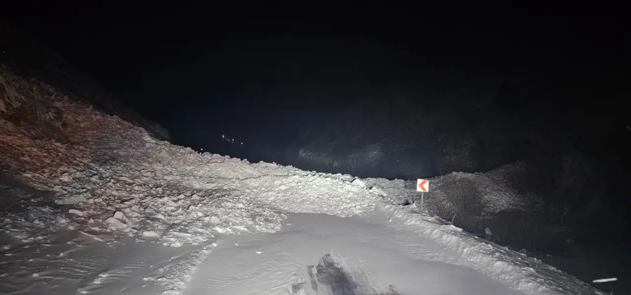 Yağmurdere yoluna çığ düştü 2