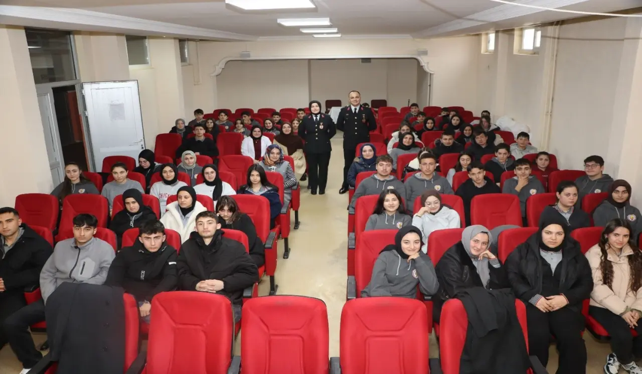 Gençler Dikkat! Jandarma Gümüşhane’deki Okulları Ziyaret Etti: Subay ve Astsubay Olma Fırsatı Kapıda! 1