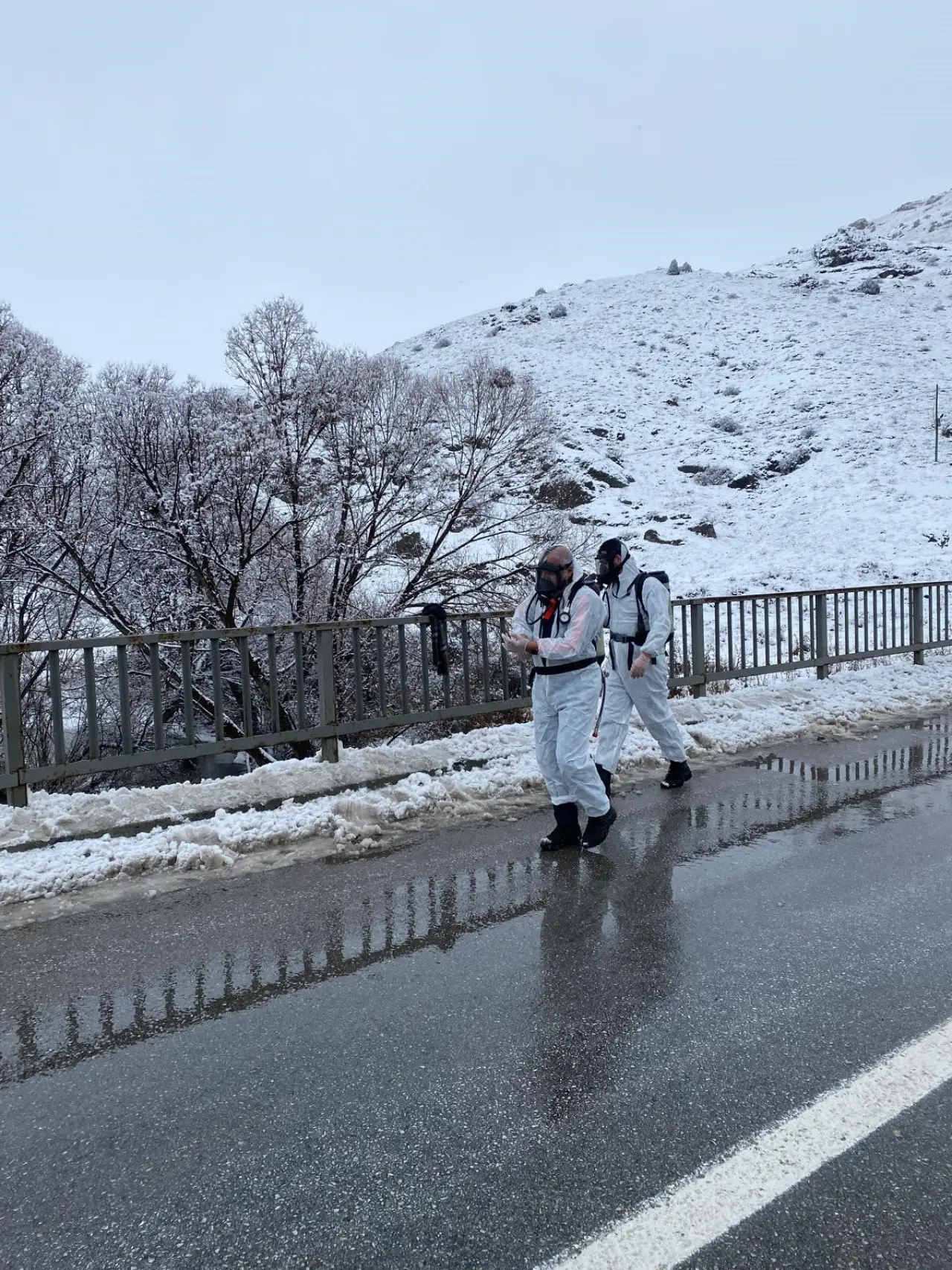 Kelkit-Erzincan yolunda korku dolu anlar! LPG yüklü tanker dereye uçtu 3