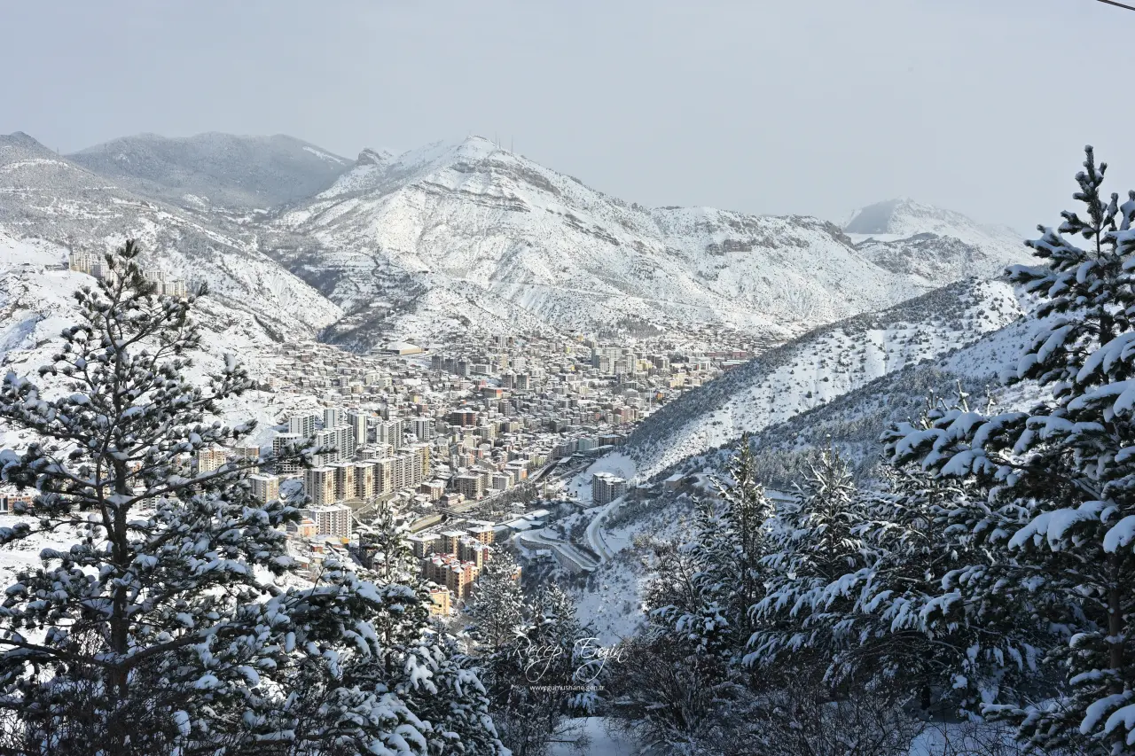 Gümüşhane’de Kar Yağışı Görsel Şölene Dönüştü: Zirveler ve Tarih Beyaza Büründü 9