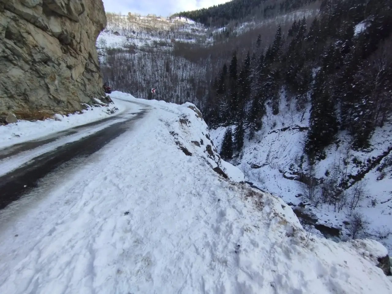 Kürtün’de kamyonet dere yatağına yuvarlandı: 5 yaralı 4