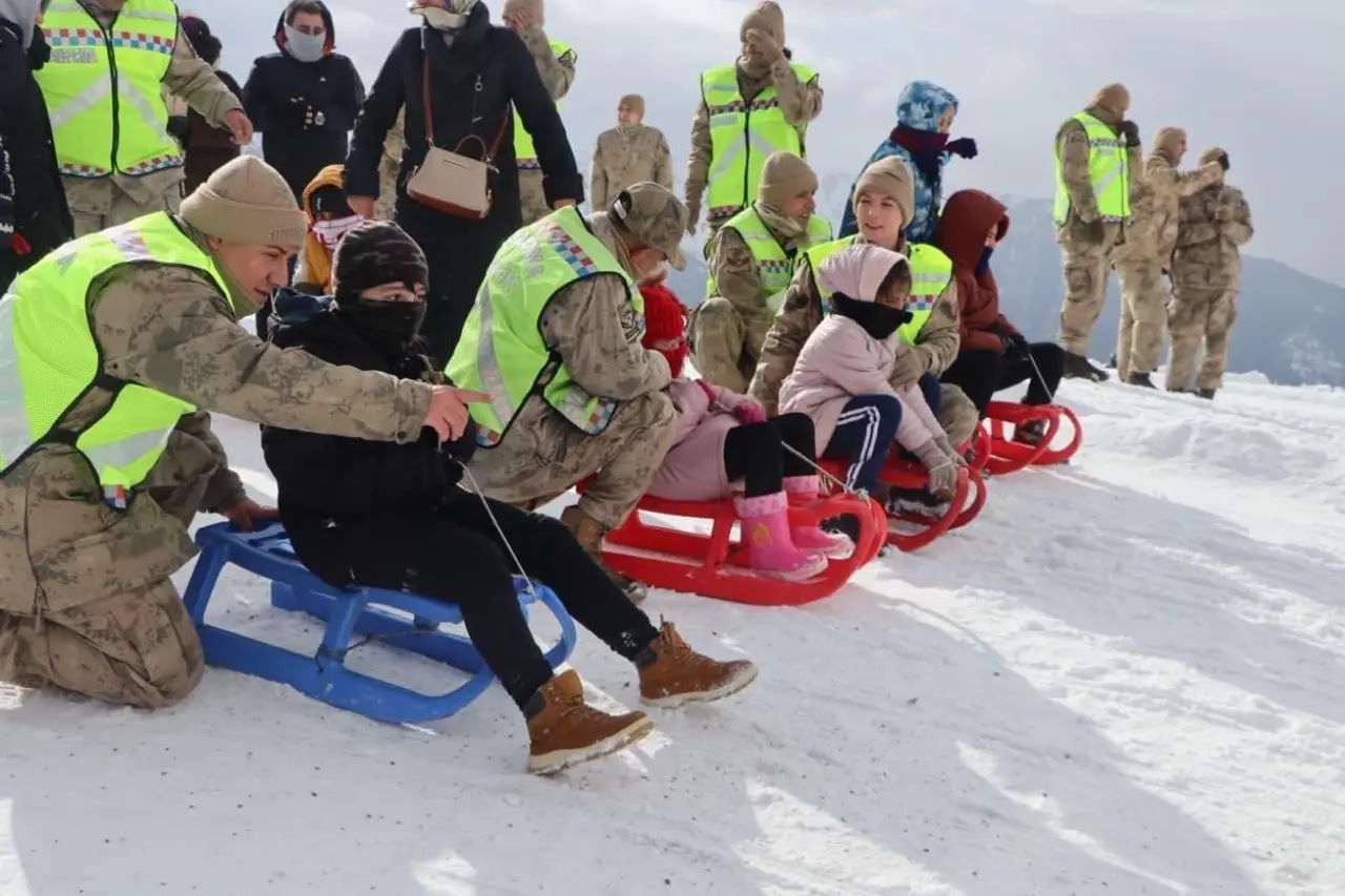 Zigana’da vefa programı: Jandarma şehit ailelerini ve gazileri misafir etti 14
