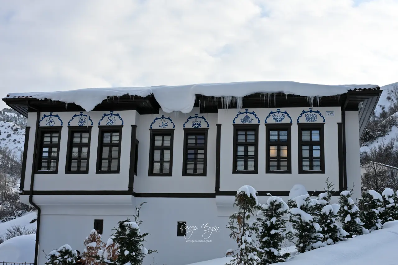 Gümüşhane’de Kar Yağışı Görsel Şölene Dönüştü: Zirveler ve Tarih Beyaza Büründü 18