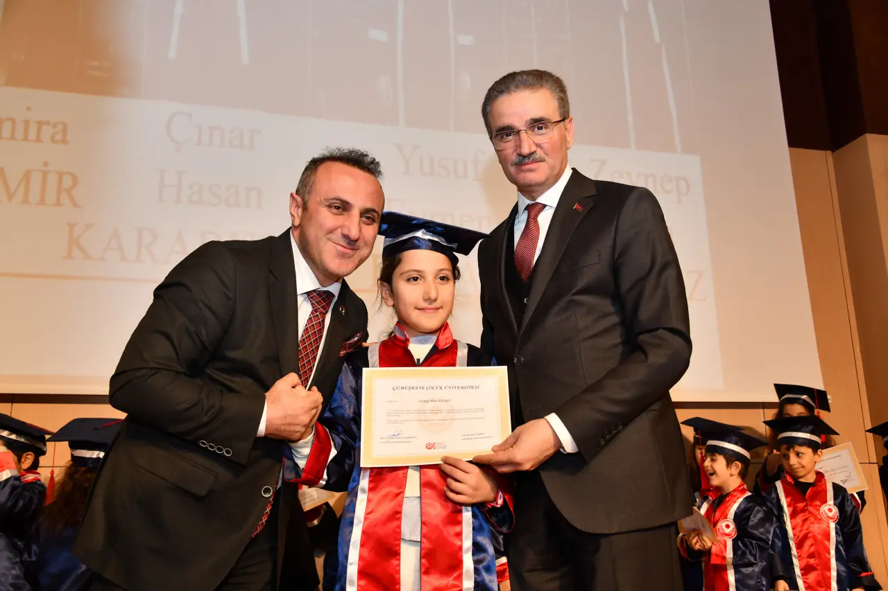 Gümüşhane'de Miniklerin Kep Atma Coşkusu: Geleceğin Bilim İnsanları Diplomalarını Aldı! 30