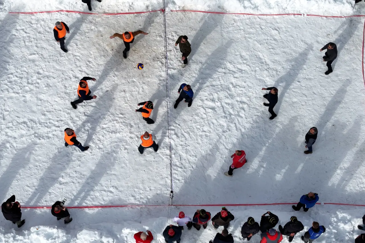 Gümüşhane’de 33. Kar Voleybolu Şenliği, Milli Futbolcu Ahmet Çalık Anısına Düzenlendi 9