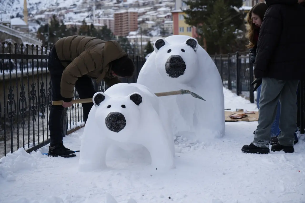 Gümüşhaneli Tır Şoföründen Kar Sanatı: Anne ve Yavru Ayı Figürü Büyük İlgi Gördü 6
