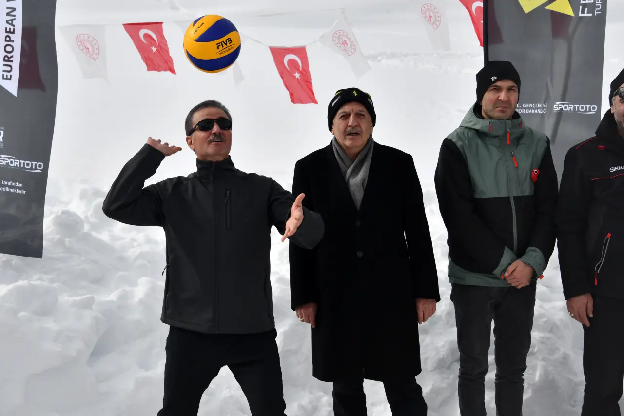 Gümüşhane’de 33. Kar Voleybolu Şenliği, Milli Futbolcu Ahmet Çalık Anısına Düzenlendi 15