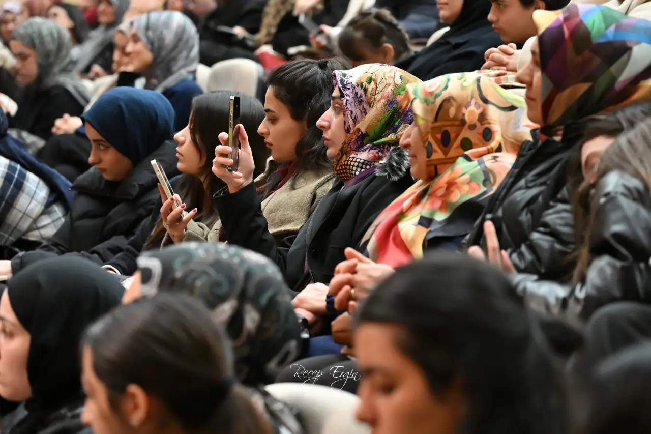 Hayati İnanç’tan Gümüşhane’de gönüllere dokunan sohbet: Son gülen iyi güler 32