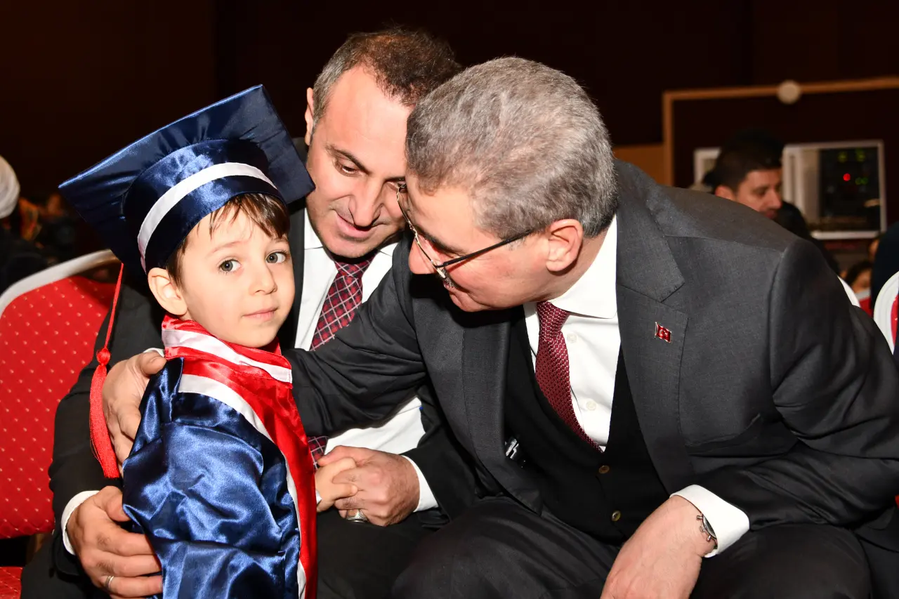 Gümüşhane'de Miniklerin Kep Atma Coşkusu: Geleceğin Bilim İnsanları Diplomalarını Aldı! 12