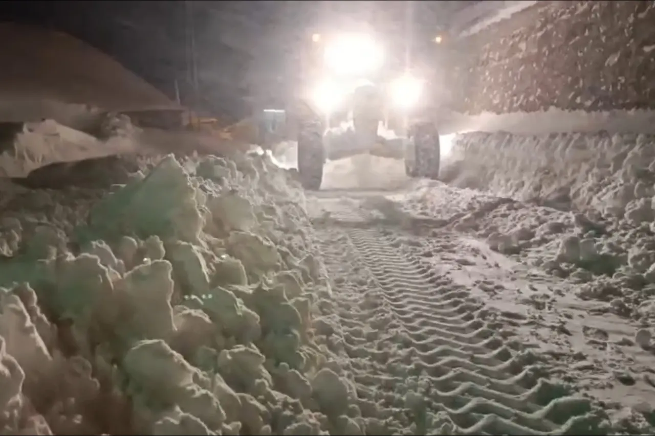 Gümüşhane'nin zirvelerinde kar seferberliği: Ekipler gece gündüz demeden çalışıyor 4