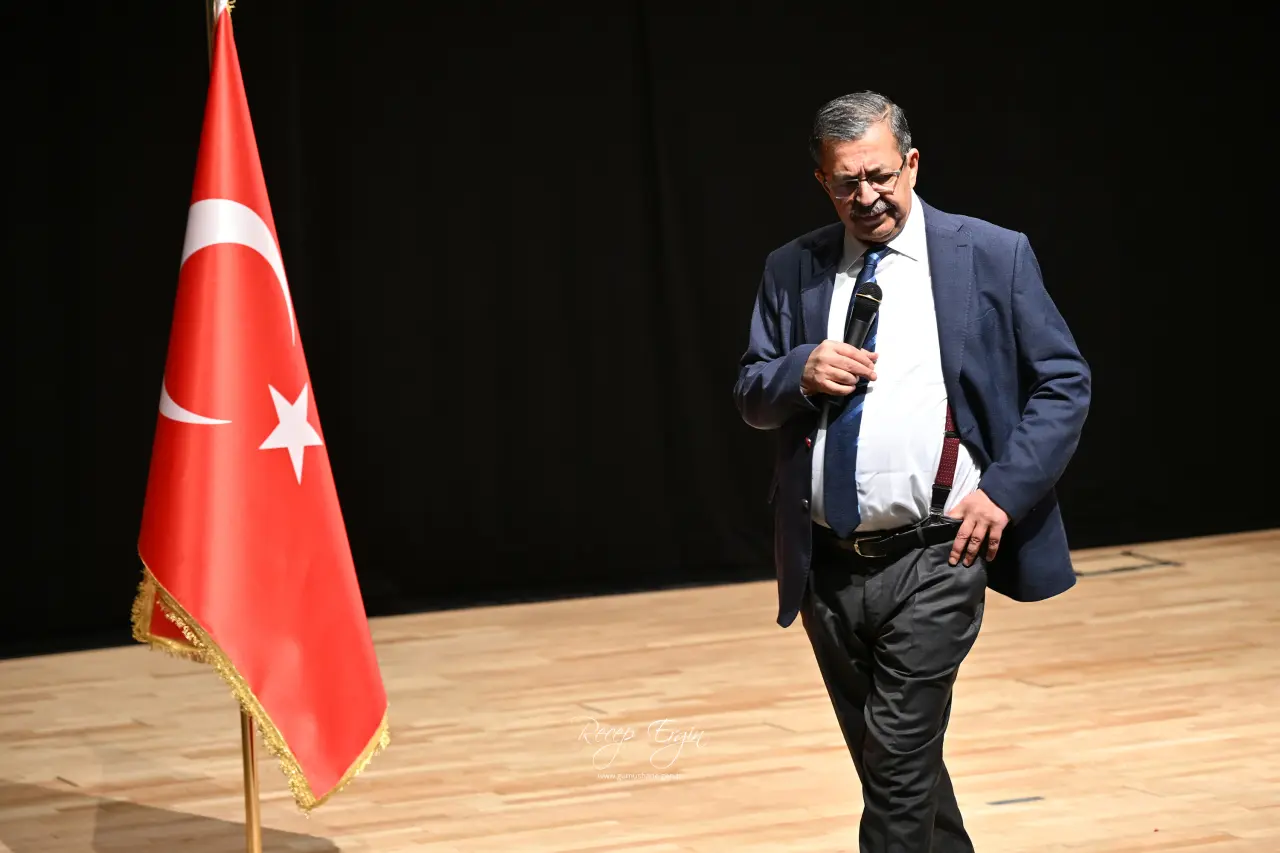 Hayati İnanç’tan Gümüşhane’de gönüllere dokunan sohbet: Son gülen iyi güler 40