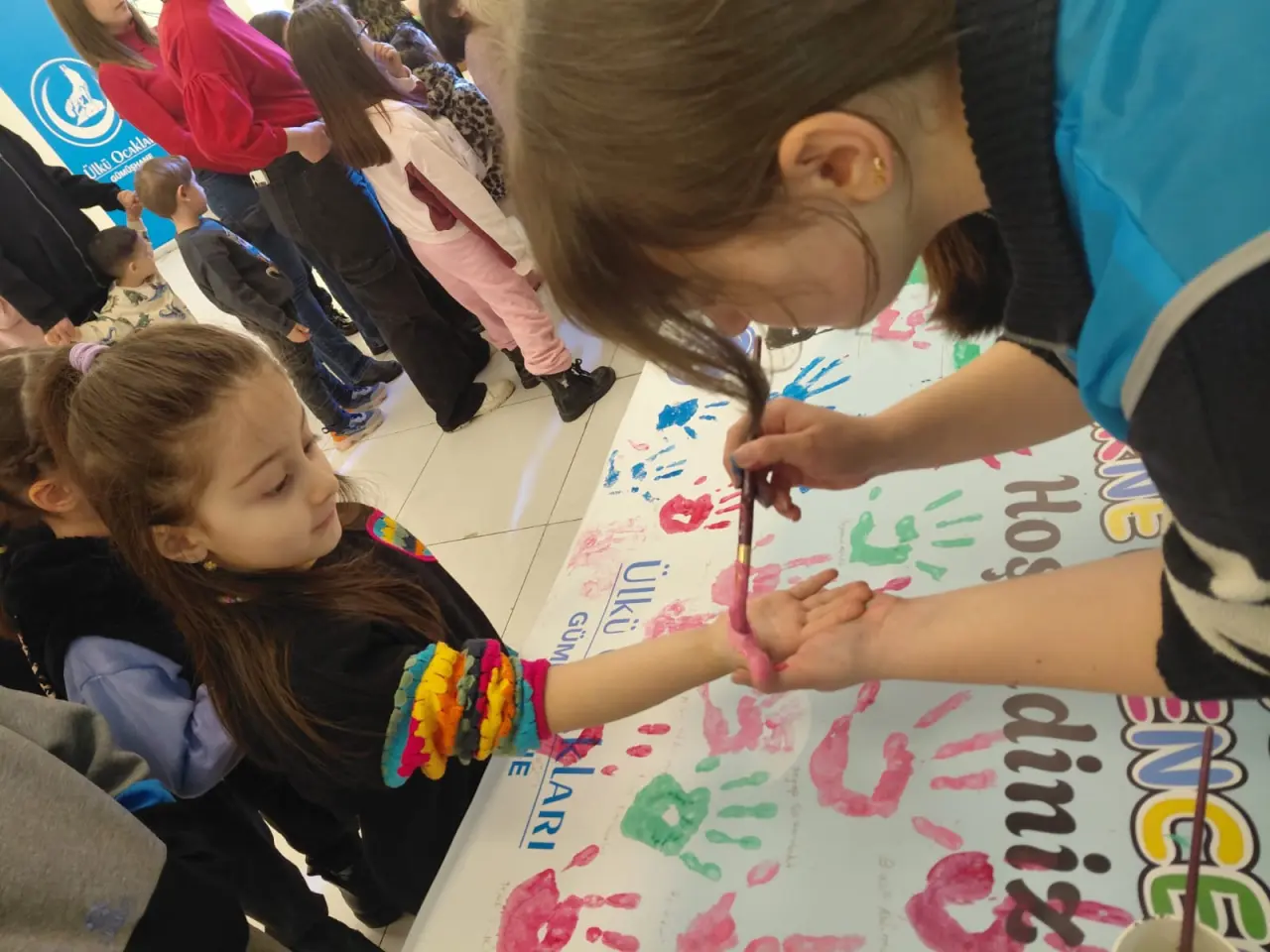 Gümüşhane’de Çocuklar Bu Programda Coştu! Karne Hediyeleri ve Eğlence Bir Arada 17