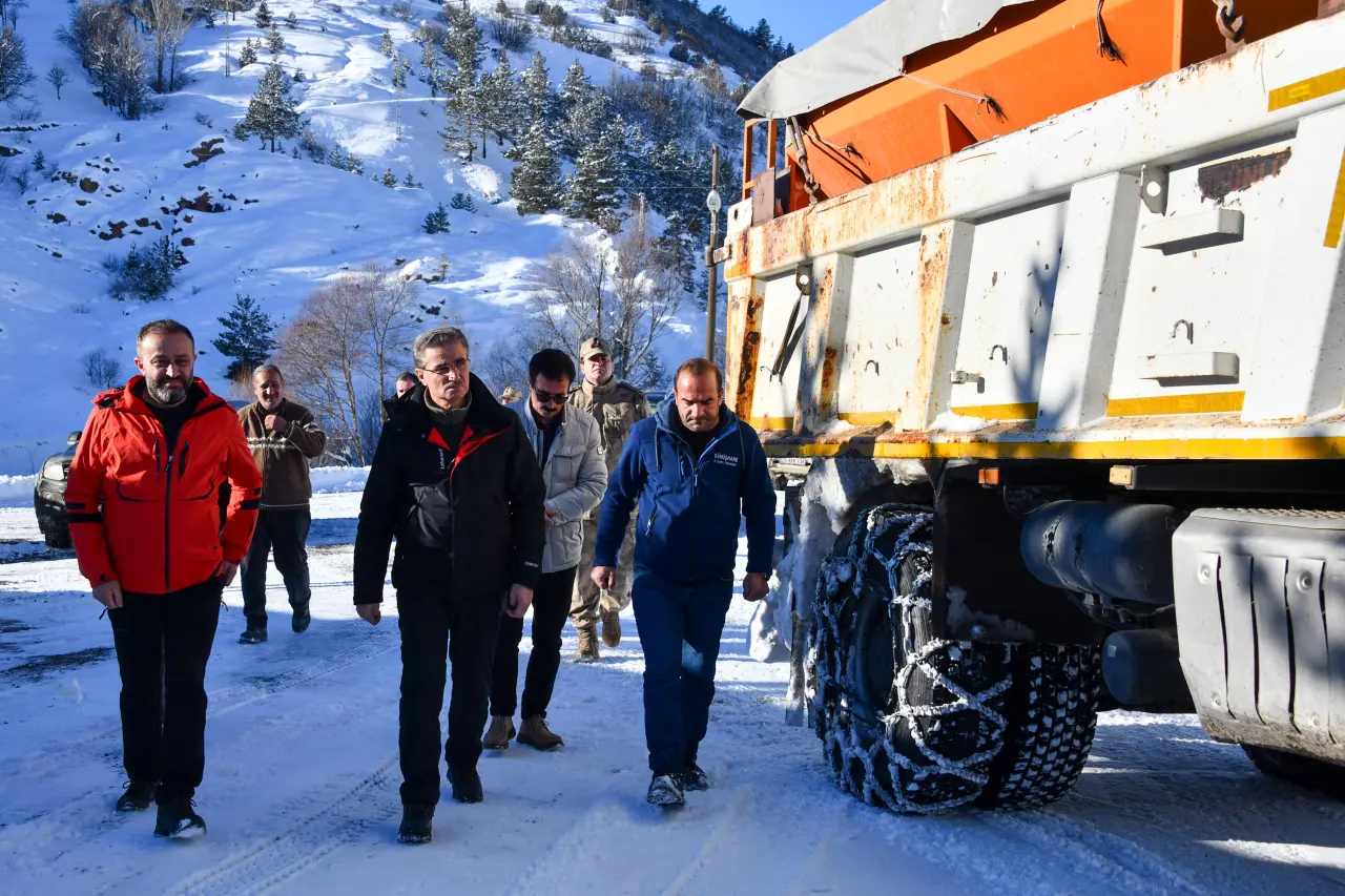 Vali Aydın Baruş kar mücadelesini 1800 metre rakımda inceledi 6