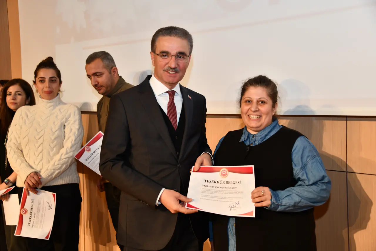 Gümüşhane'de Miniklerin Kep Atma Coşkusu: Geleceğin Bilim İnsanları Diplomalarını Aldı! 21