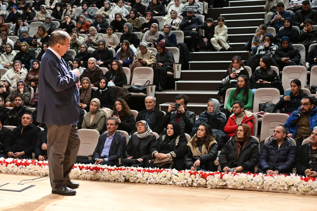 Hayati İnanç’tan Gümüşhane’de gönüllere dokunan sohbet: Son gülen iyi güler 8
