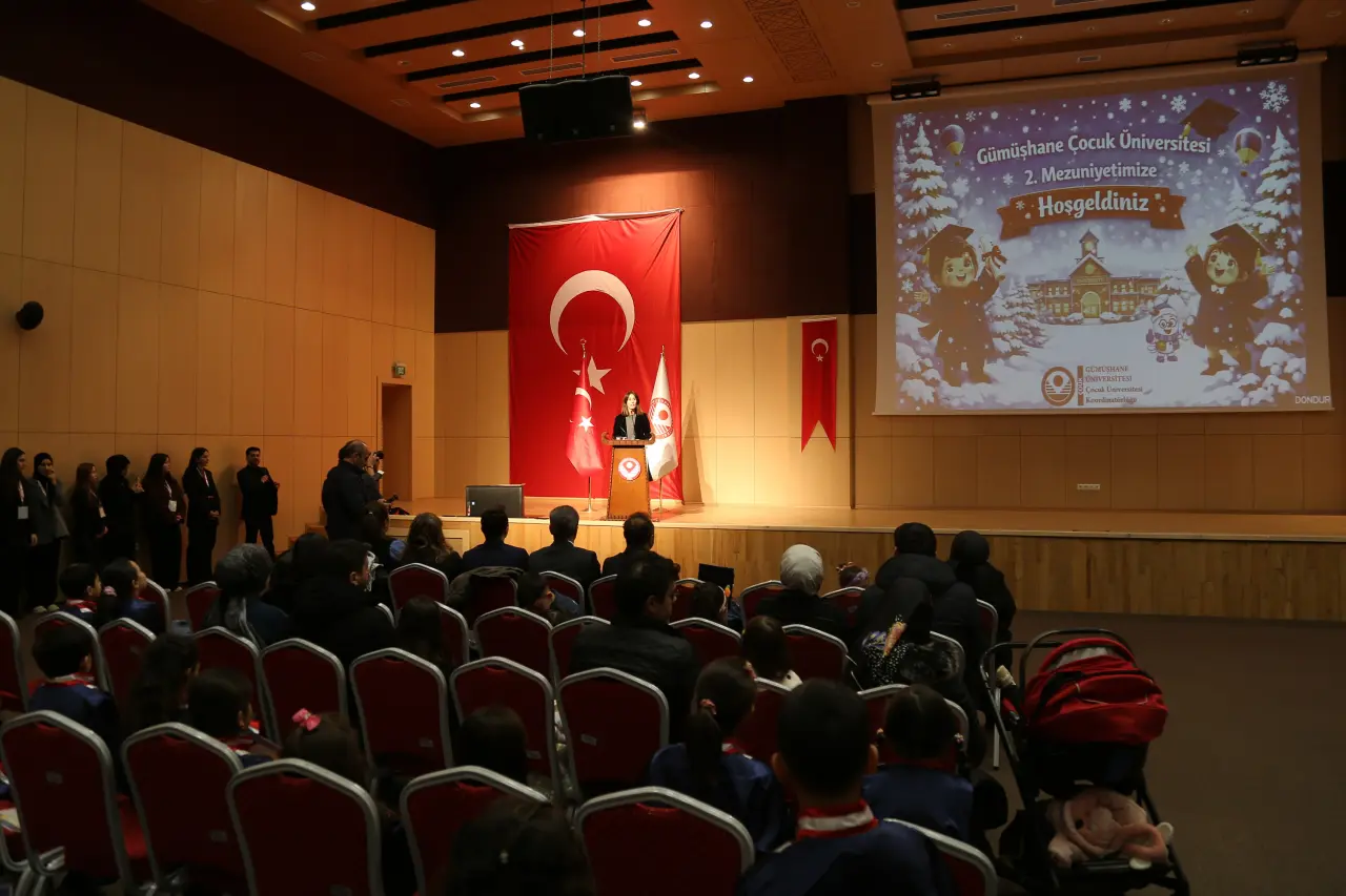 Gümüşhane'de Miniklerin Kep Atma Coşkusu: Geleceğin Bilim İnsanları Diplomalarını Aldı! 33