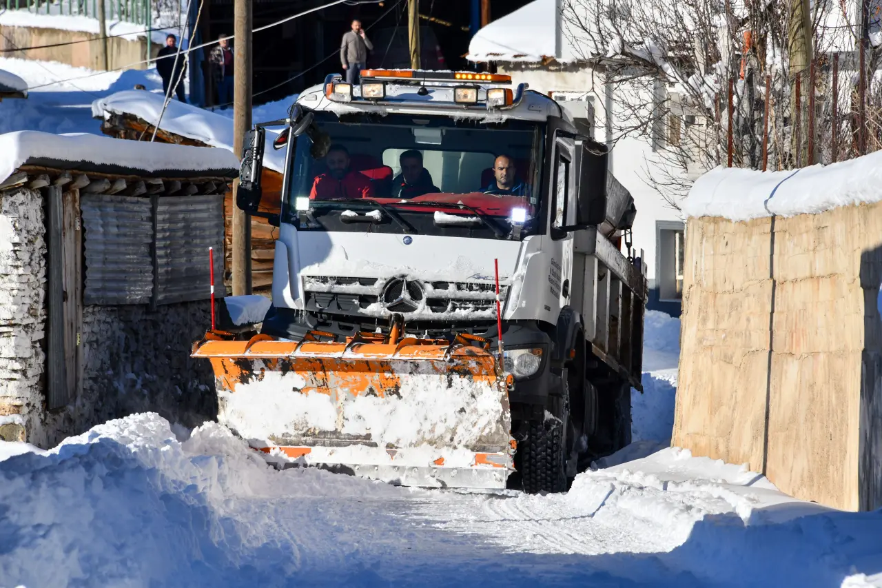 Vali Aydın Baruş kar mücadelesini 1800 metre rakımda inceledi 13