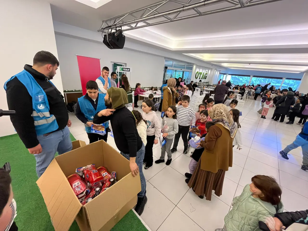 Gümüşhane’de Çocuklar Bu Programda Coştu! Karne Hediyeleri ve Eğlence Bir Arada 23