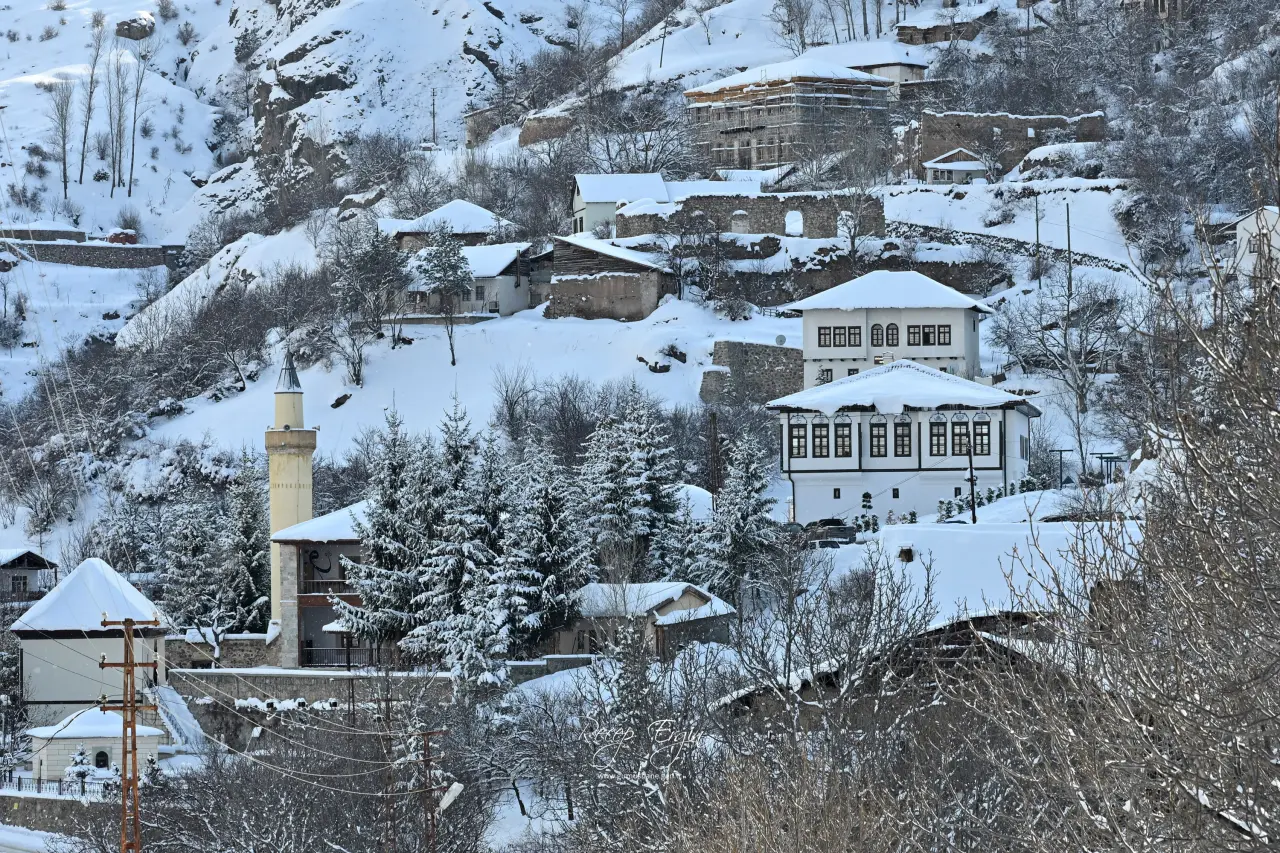 Gümüşhane’de Kar Yağışı Görsel Şölene Dönüştü: Zirveler ve Tarih Beyaza Büründü 17