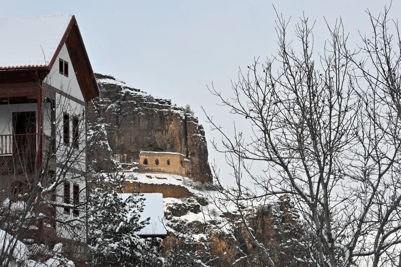 Gümüşhane’de Kar Yağışı Görsel Şölene Dönüştü: Zirveler ve Tarih Beyaza Büründü 25