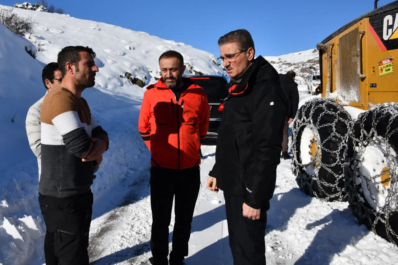 Vali Aydın Baruş kar mücadelesini 1800 metre rakımda inceledi 4