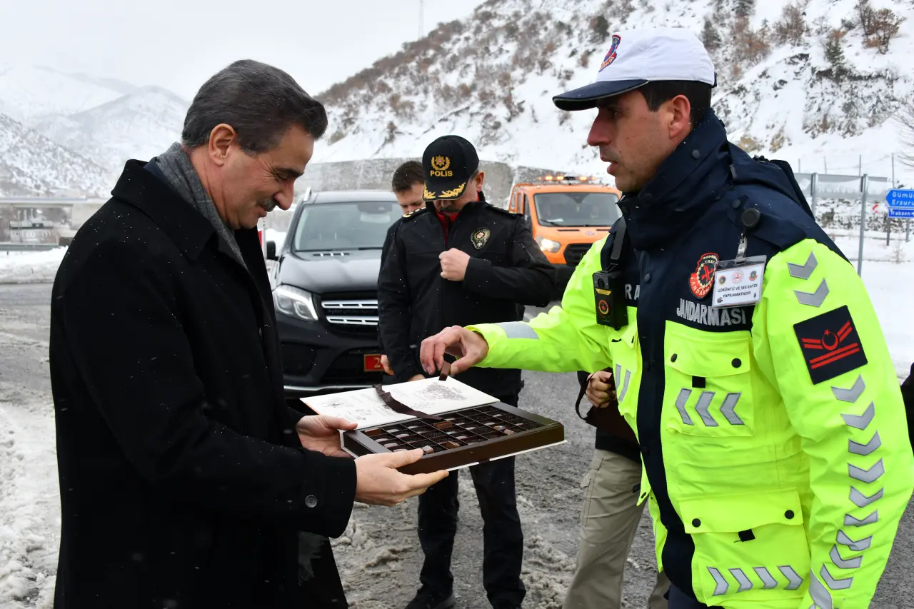 Gümüşhane’de kar nöbeti: Vali Baruş ekiplerle bir araya geldi 11
