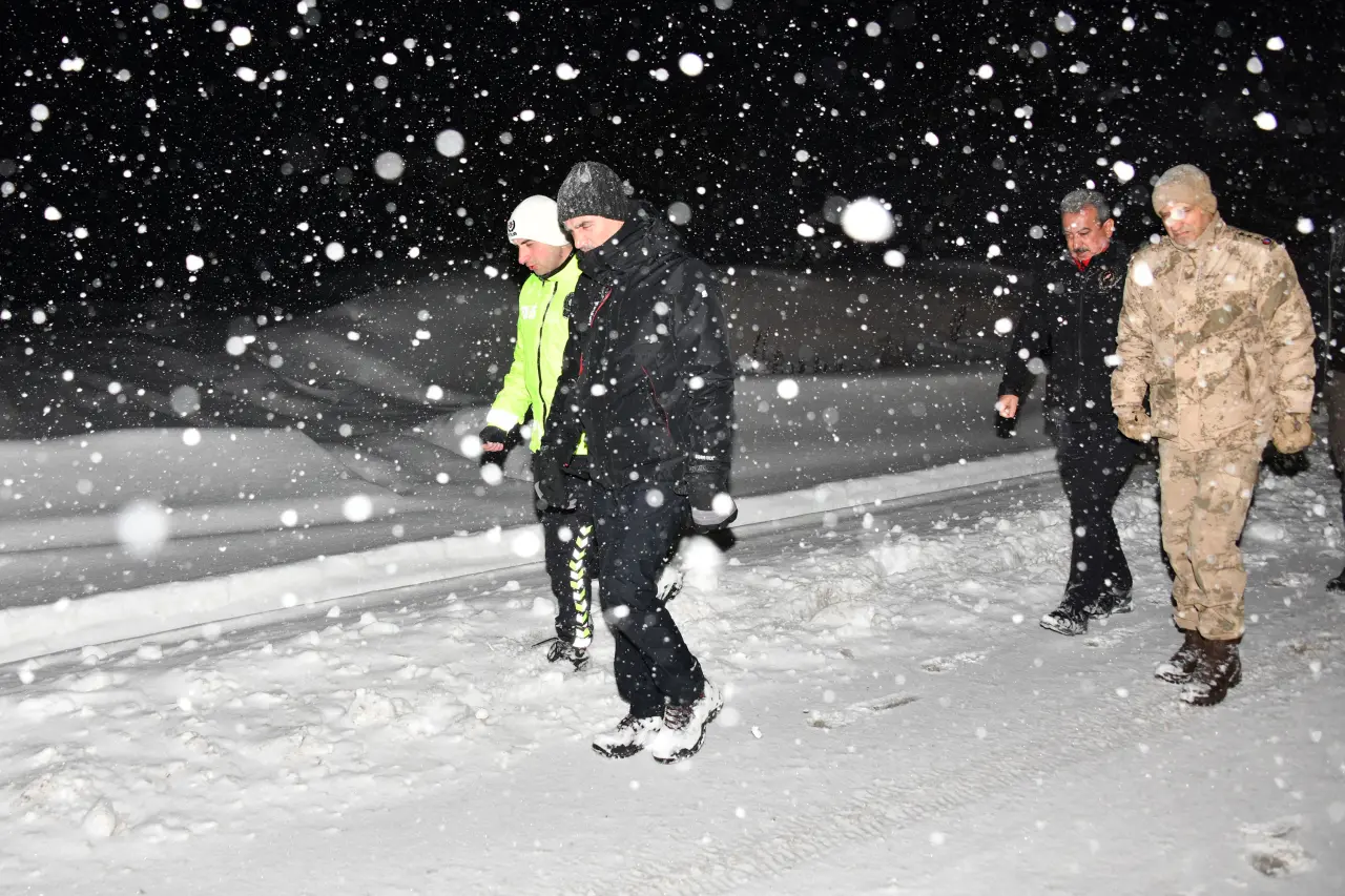 Vali Baruş karla mücadele çalışmalarını denetledi 7