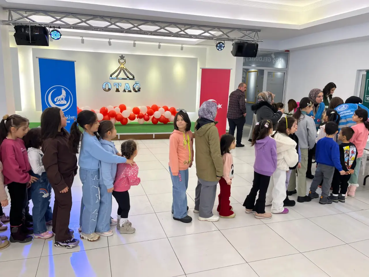 Gümüşhane’de Çocuklar Bu Programda Coştu! Karne Hediyeleri ve Eğlence Bir Arada 27