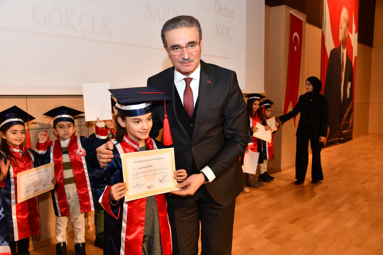 Gümüşhane'de Miniklerin Kep Atma Coşkusu: Geleceğin Bilim İnsanları Diplomalarını Aldı! 25