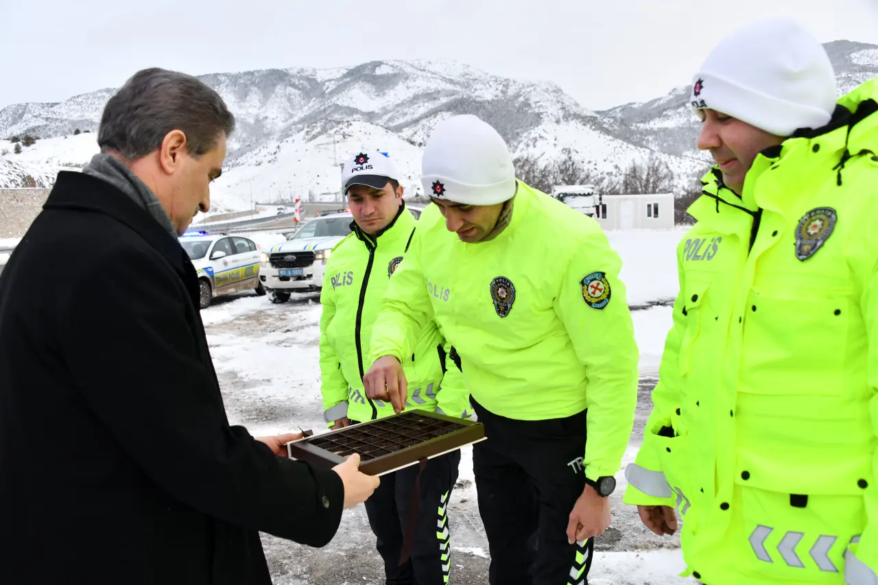 Gümüşhane’de kar nöbeti: Vali Baruş ekiplerle bir araya geldi 15