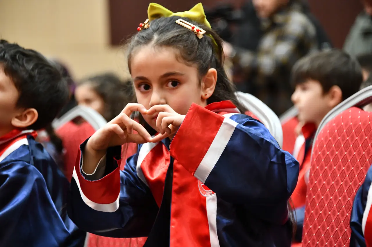 Gümüşhane'de Miniklerin Kep Atma Coşkusu: Geleceğin Bilim İnsanları Diplomalarını Aldı! 17