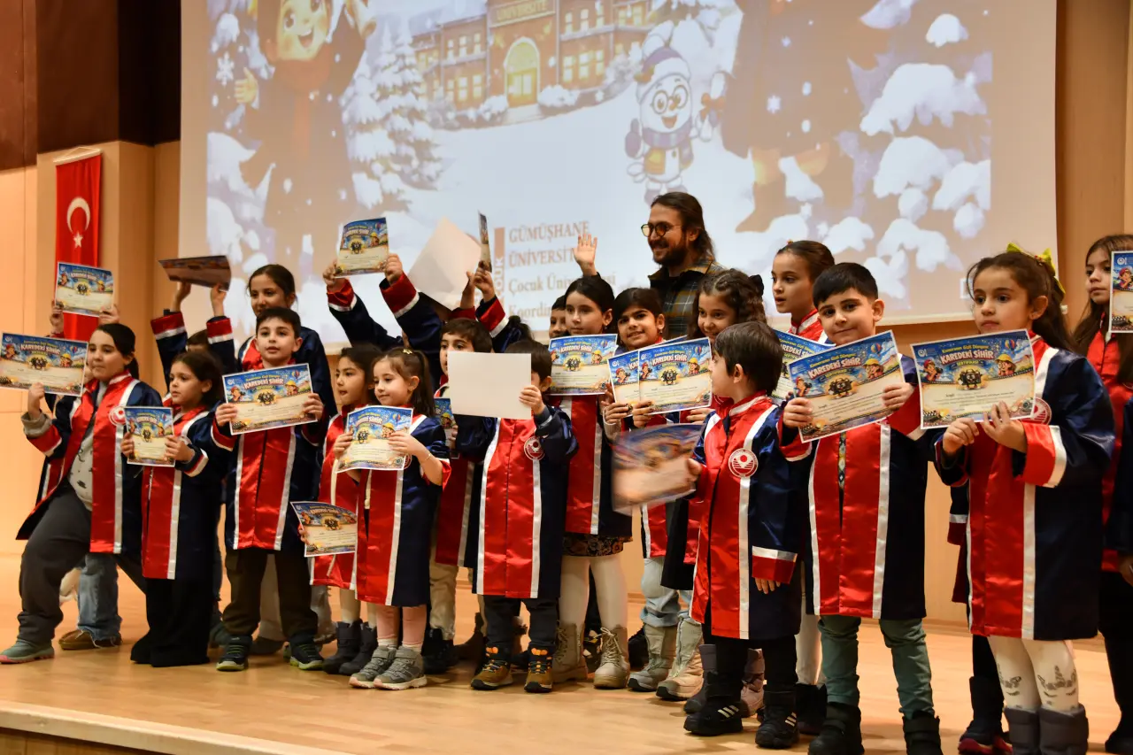 Gümüşhane'de Miniklerin Kep Atma Coşkusu: Geleceğin Bilim İnsanları Diplomalarını Aldı! 11