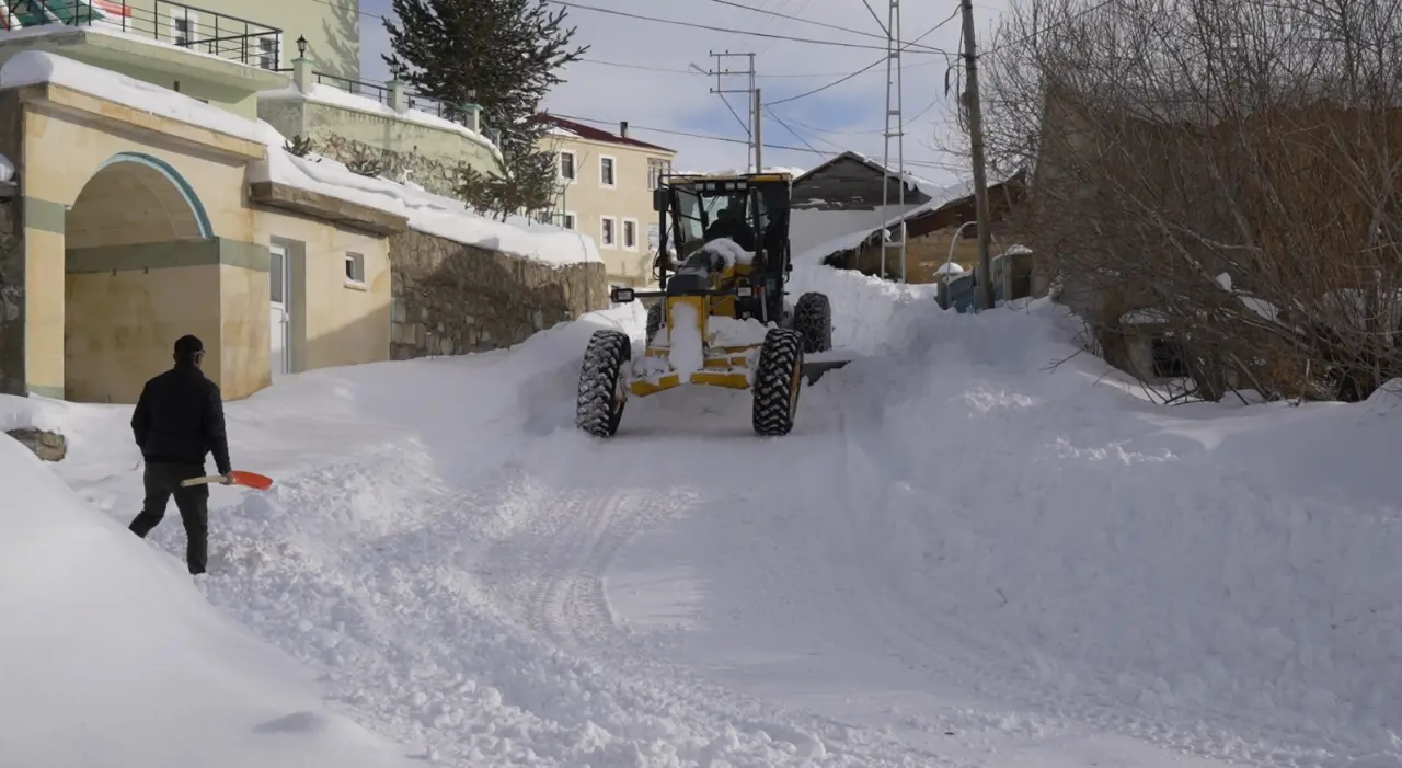 Gümüşhane İl Özel İdaresi'nden Köy Yollarında Kesintisiz Kar Mesaisi 7