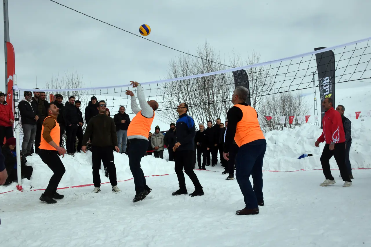 Gümüşhane’de 33. Kar Voleybolu Şenliği, Milli Futbolcu Ahmet Çalık Anısına Düzenlendi 16