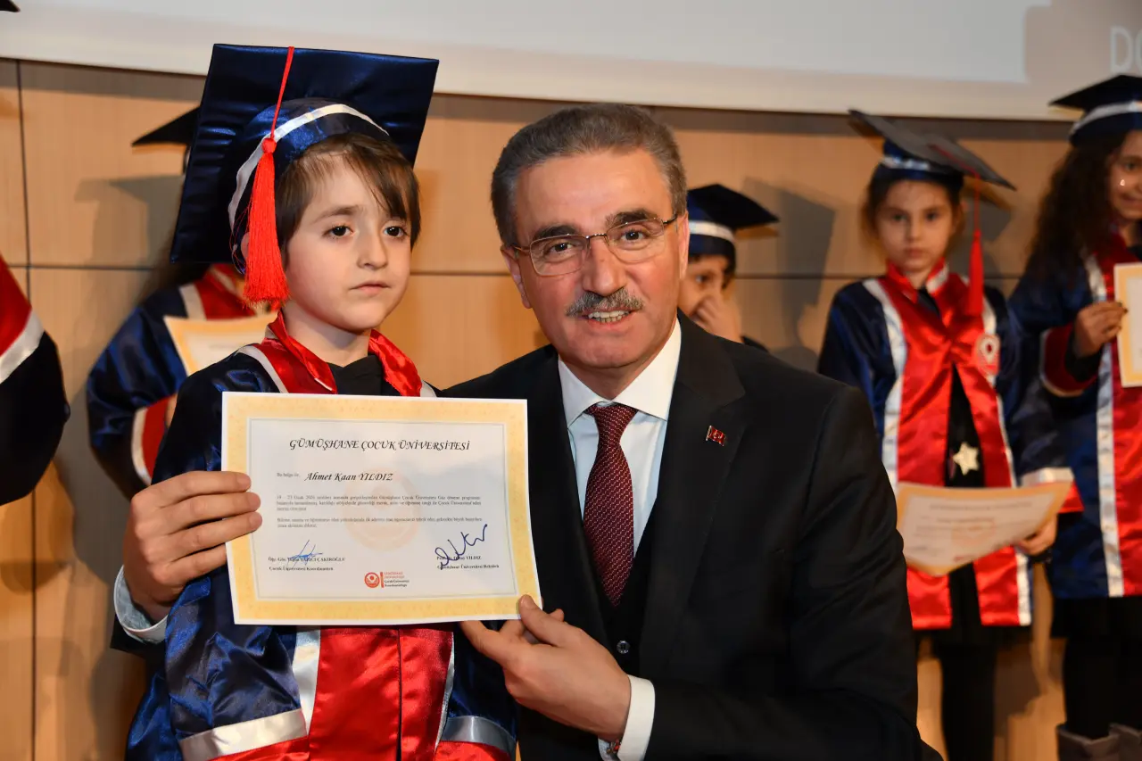 Gümüşhane'de Miniklerin Kep Atma Coşkusu: Geleceğin Bilim İnsanları Diplomalarını Aldı! 24