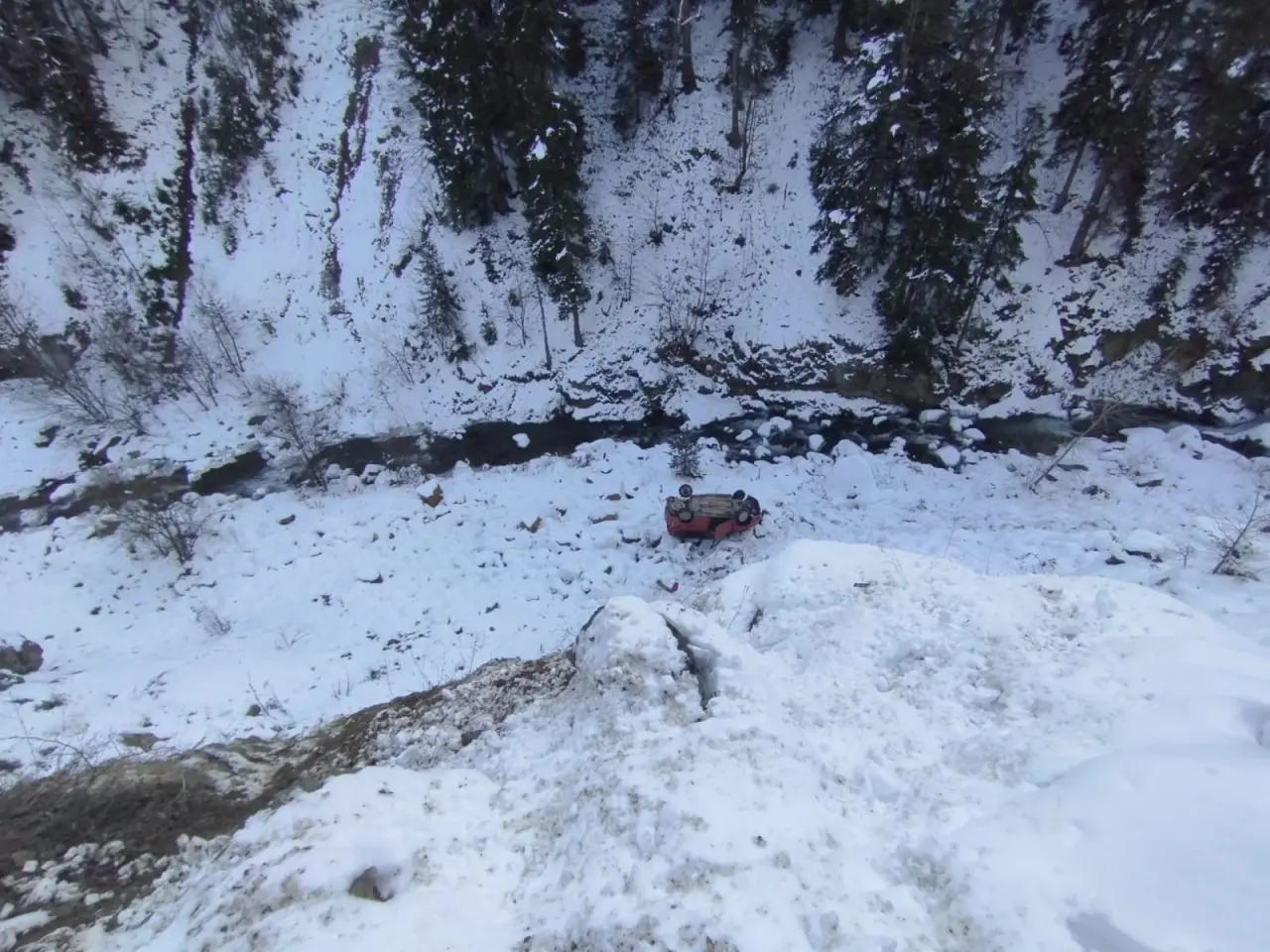 Kürtün’de kamyonet dere yatağına yuvarlandı: 5 yaralı 5