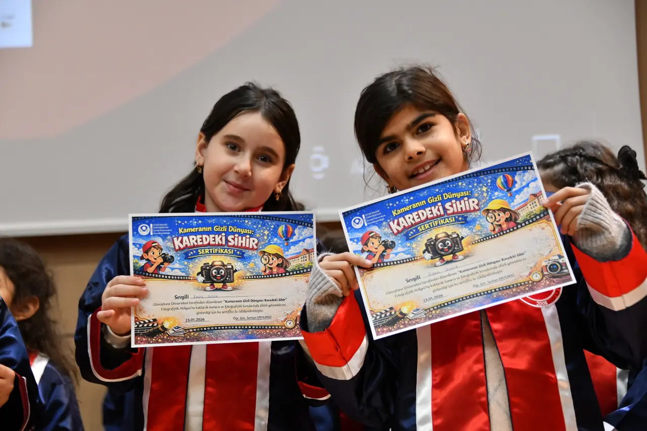 Gümüşhane'de Miniklerin Kep Atma Coşkusu: Geleceğin Bilim İnsanları Diplomalarını Aldı! 10