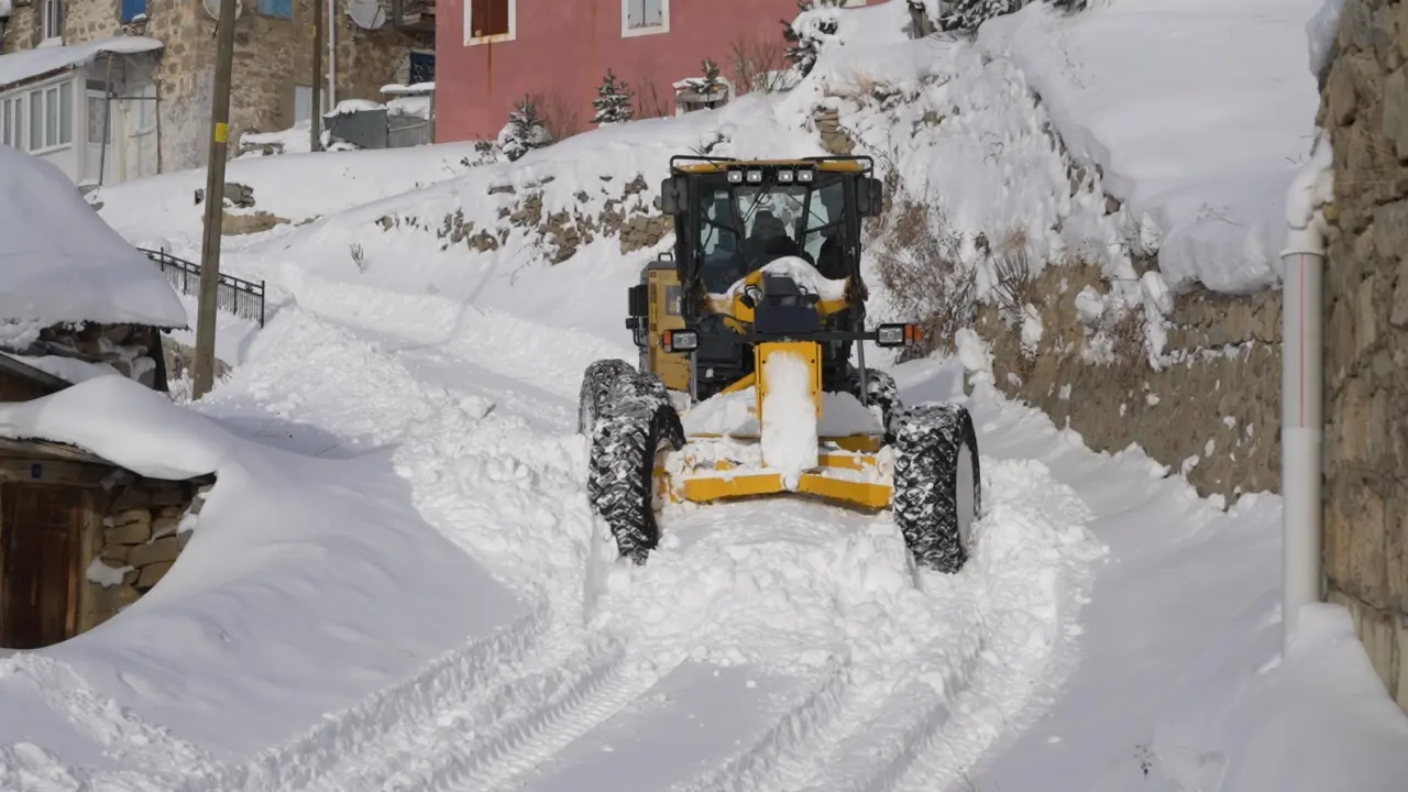 Gümüşhane İl Özel İdaresi'nden Köy Yollarında Kesintisiz Kar Mesaisi 6