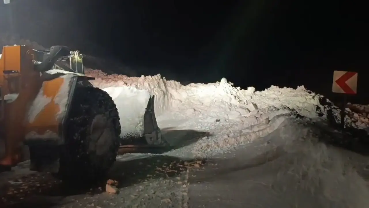 Yağmurdere yoluna çığ düştü 4