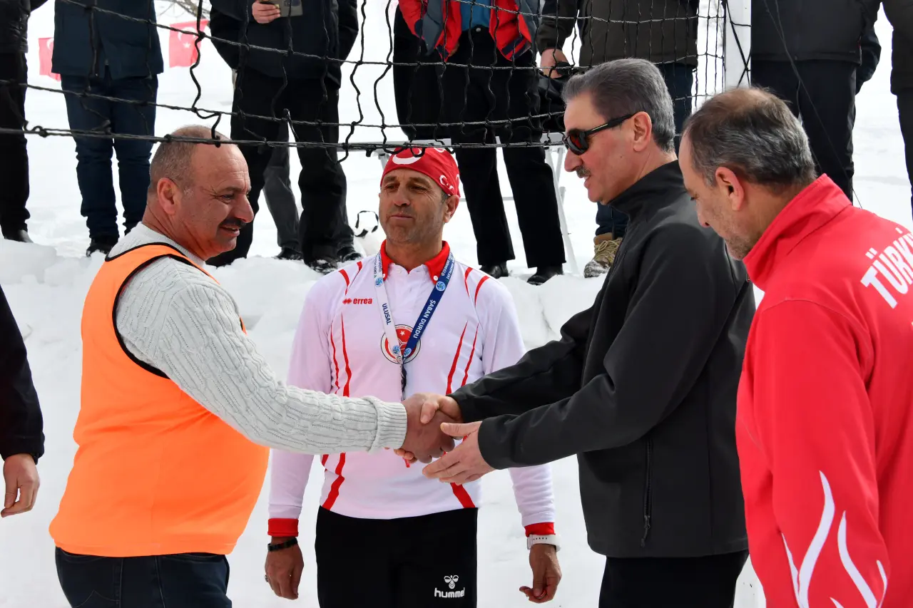 Gümüşhane’de 33. Kar Voleybolu Şenliği, Milli Futbolcu Ahmet Çalık Anısına Düzenlendi 33