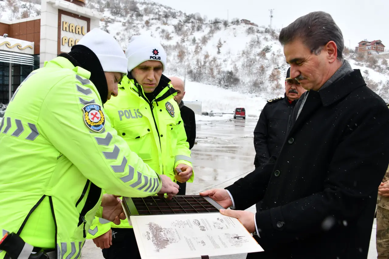 Gümüşhane’de kar nöbeti: Vali Baruş ekiplerle bir araya geldi 10