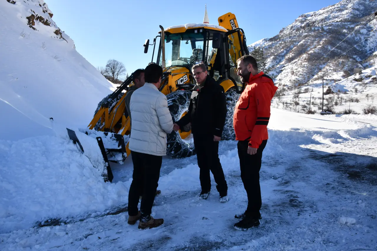 Vali Aydın Baruş kar mücadelesini 1800 metre rakımda inceledi 1