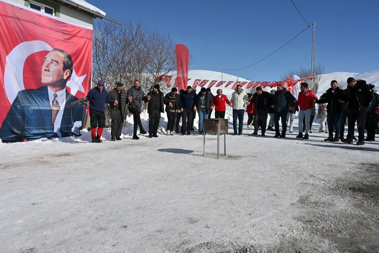Gümüşhane’de 33. Kar Voleybolu Şenliği, Milli Futbolcu Ahmet Çalık Anısına Düzenlendi 56