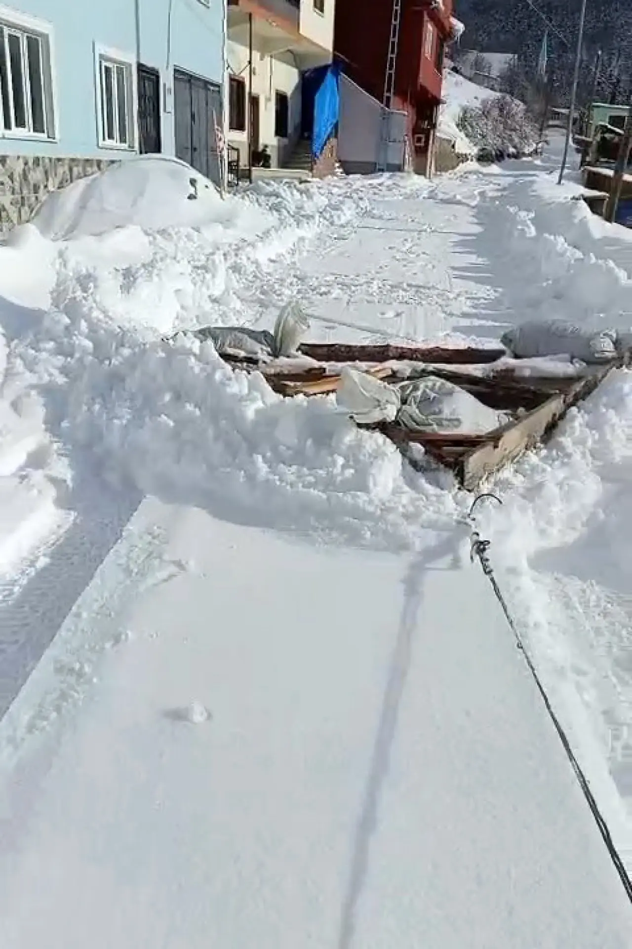 Karadenizli zekası Torul'da sahneye çıktı: Kardan kapanan yola pratik çözüm 1