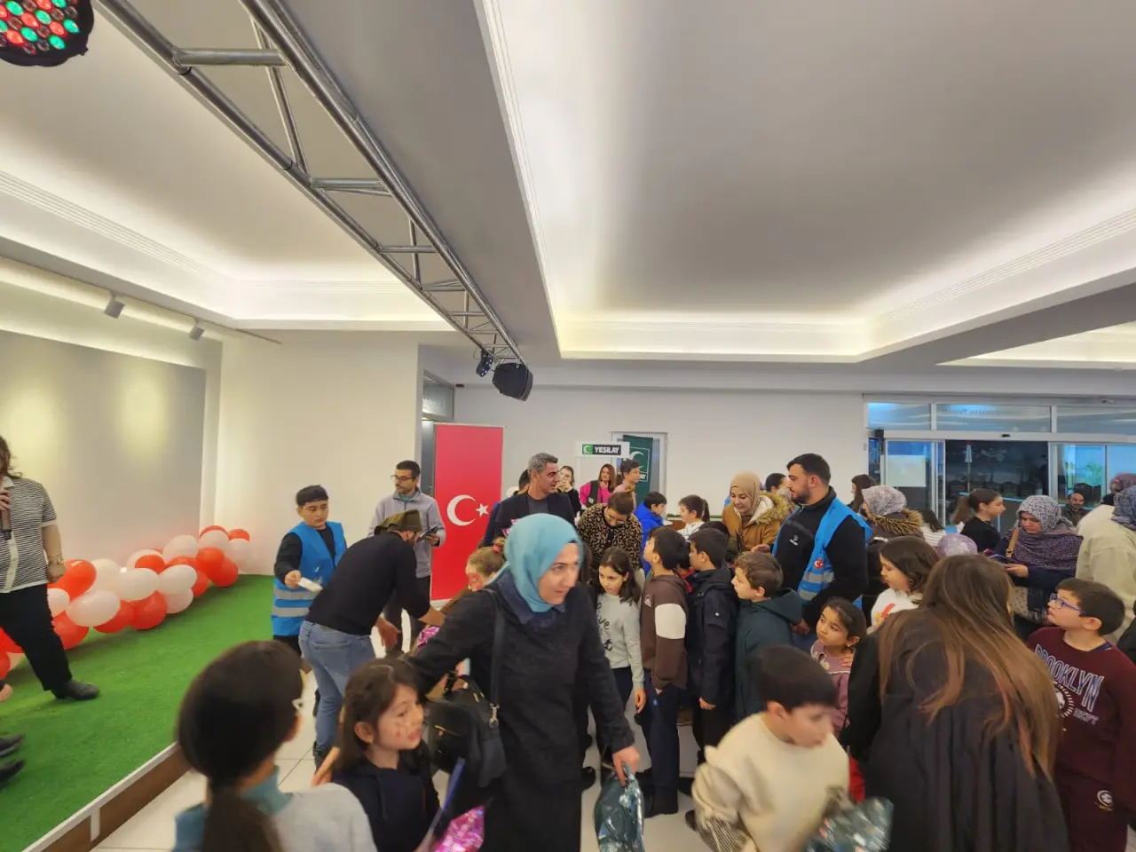 Gümüşhane’de Çocuklar Bu Programda Coştu! Karne Hediyeleri ve Eğlence Bir Arada 6