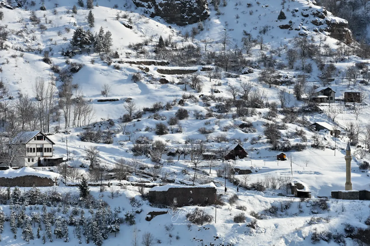 Gümüşhane’de Kar Yağışı Görsel Şölene Dönüştü: Zirveler ve Tarih Beyaza Büründü 16