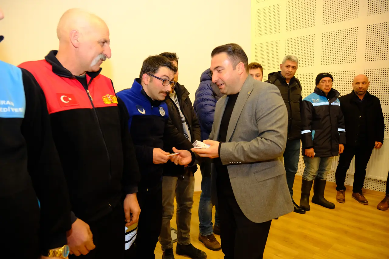 Başkan Kara kesenin ağzını açtı! Bir maaş ikramiye ve alışveriş çeki... 5