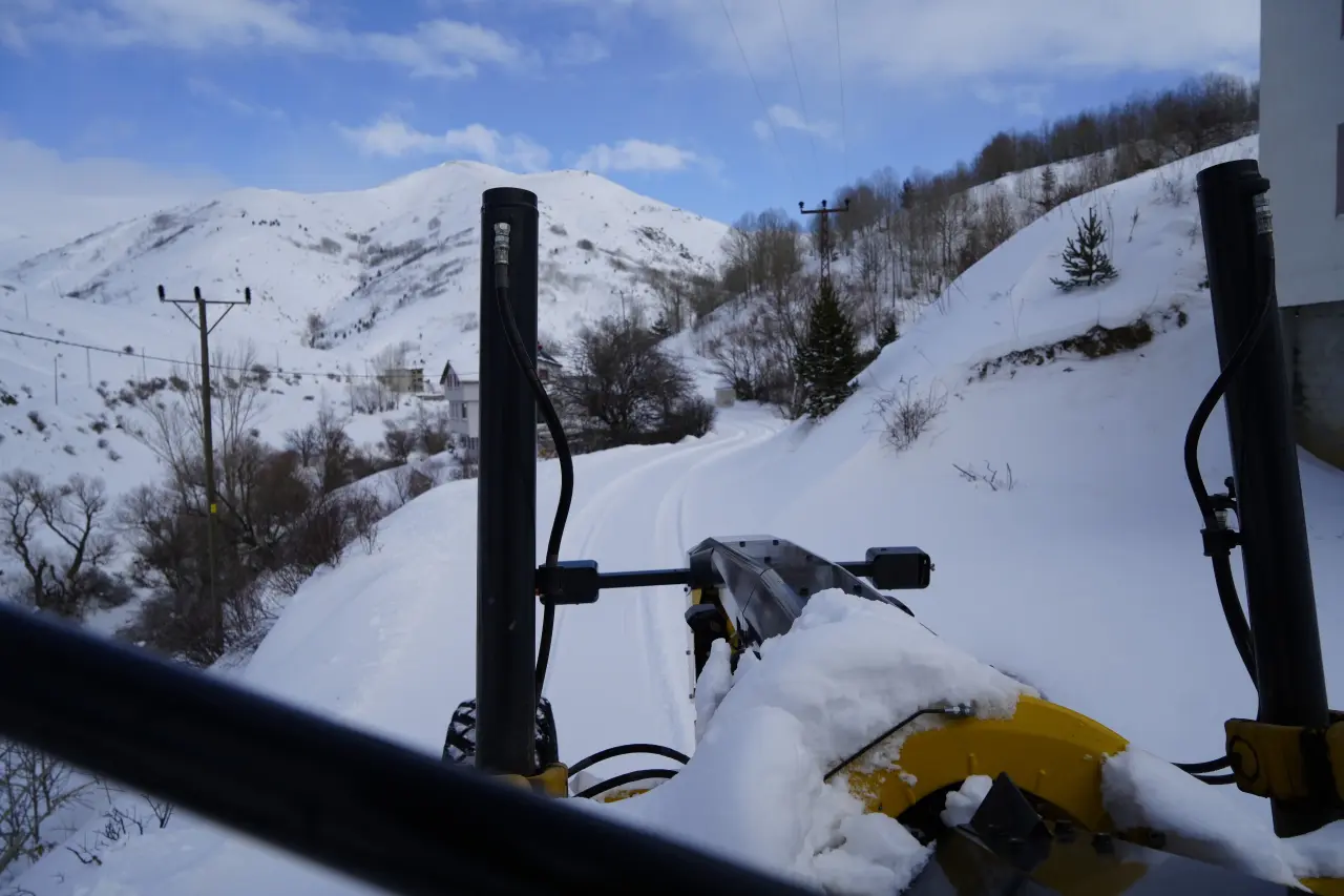 Gümüşhane İl Özel İdaresi'nden Köy Yollarında Kesintisiz Kar Mesaisi 1