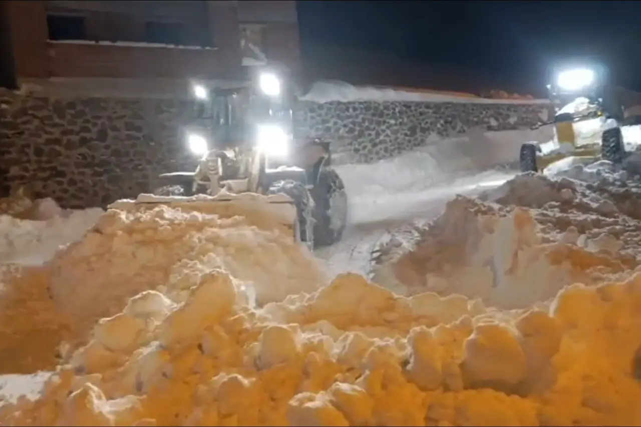 Gümüşhane'nin zirvelerinde kar seferberliği: Ekipler gece gündüz demeden çalışıyor 7