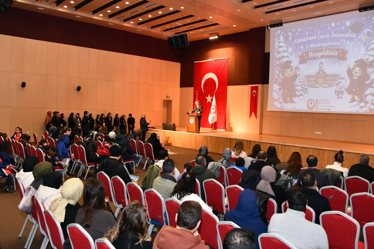 Gümüşhane'de Miniklerin Kep Atma Coşkusu: Geleceğin Bilim İnsanları Diplomalarını Aldı! 7
